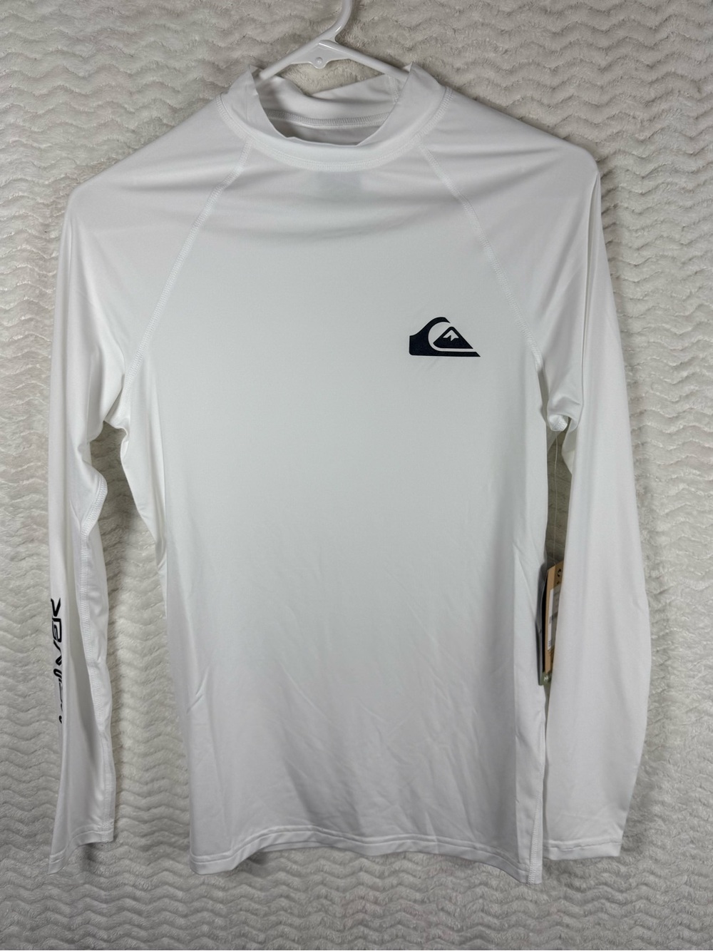 Quiksilver Men’s White Long-Sleeve Rash Guard with Navy Logo look fire beach tim